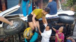 Pikap Terguling usai Tabrakan di Salatiga, 2 Gadis Penumpang Mobil Meringis Kesakitan