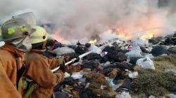 Polisi Duga Kobaran Api di TPA Kopi Luhur Cirebon Dipicu Letupan Baterai Handphone<
