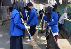 Gerakan Bersih-Bersih Kampung Keliling Bersama Universitas Darunnajah dan Cleansheet