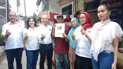 Serahkan Gerobak ke Pedagang, Djoni Toat: Partai Perindo Komitmen Bantu Pelaku UMKM