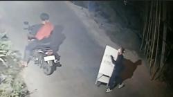 Terekam CCTV, Sepasang Pria dan Wanita Curi Kotak Amal Pembangunan Masjid di Semarang 