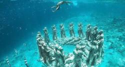 Kampung Unik di Lombok, di Desa Terpencilnya Ada Patung Misterius Dalam Laut Bikin Turis Penasaran 