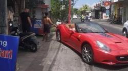 Viral Mobil Ferrari Isi Bensin di Warung Eceran, Netizen: Enggak Bahaya Ta