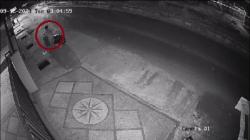Terekam CCTV Maling Gasak Besi Penutup Trotoar di Kobar, Curian Diangkut Pakai Motor