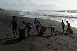 Aksi Pelajar SMP Bersih-Bersih Pantai Padang Galak Bali
