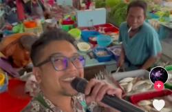  Viral Aksi Pedagang Ikan di Pasar Condong Catur Sleman Tarik Pelanggan dengan Karaoke