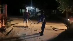 Ular Piton Masuk Rumah Warga di Palangka Raya, Serang Petugas saat Dievakuasi<