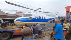 Viral Helikopter Parkir di Tengah Jalan Kagetkan Pengendara dan Warga Banjarnegara<