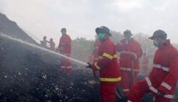  Puluhan Prajurit Raider 413/Bremoro Bantu Padamkan Kebakaran TPA Putri Cempo Solo