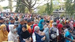 Ratusan Warga Bandung Antre Beras Murah, 10 Ton Ludes Sekejap 