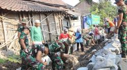 Karya Bakti, Prajurit Yonif Raider 408 Suhbrastha Bangun Talud di Karangmalang Sragen