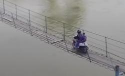 Viral Pengendara Motor Lewati Jembatan Gantung, Lihat Panjang Sungainya Bikin Ngeri