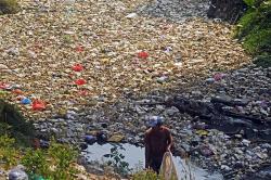 Sampah Menumpuk di Sungai Cibanten Serang, Warga Mengeluh Bau Busuk