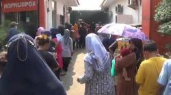 Demi Bantuan Beras Pemerintah, Ratusan Warga Purwakarta Antre di Kantor Pos<