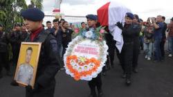 Momen Haru Penjemputan Jenazah Briptu Rudi Agung Ashari di Manado, Gugur Ditembak KKB