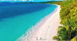 Mengintip Pasir Pantai Terhalus di Dunia, Ternyata Lokasinya Ada di Maluku