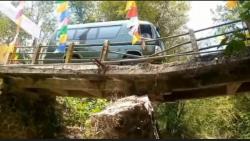 Ironis, Mobil Pejabat Nekat Lewati Jembatan Rusak Parah dan Patah di Wangon Banyumas <