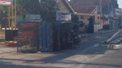 Kecelakaan di Jombang Hari Ini, Truk Ayam Terguling Tabrak Pembatas Jalan, Ratusan Ekor Mati