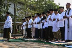 Tata Cara Shalat Istisqa, Niat, dan Doa Meminta Hujan Arab Beserta Artinya