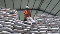 Bulog Bandung Gelontorkan 7.000 Ton Beras Medium per Bulan untuk Bantuan Pangan<