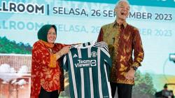 Momen Ganjar Pranowo Terima Hadiah Jersey Man United Bernomor Punggung 8