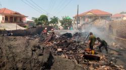 3 Bangunan di Kutawaringin Bandung Terbakar Hebat, Api Sambar Kabel SUTET