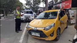Kecelakaan di Pangkalan Bun Kobar, Agya Oleng Tabrak Pembatas Jalan lalu Terbalik<
