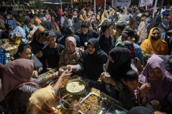 Pesta Makan Gratis Syukuran HUT ke-45 Kota Palu, Ribuan Hidangan Disajikan