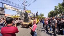 Demo Pembongkaran Tugu Pencak Silat, Ratusan Warga Madiun Desak Kapolres Mundur