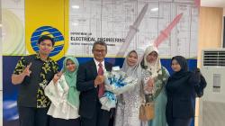 Kisah Inspiratif Anak dan Ayah Wisuda Bareng di ITS Surabaya