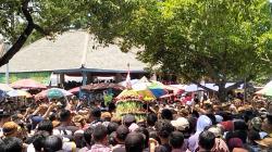 Tradisi Grebeg Maulud, Ribuan Warga Berebut Gunungan di Pelataran Masjid Agung Solo<