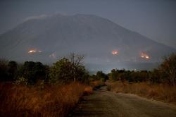 Kebakaran Lereng Gunung Agung Telihat Jelas pada Malam Hari