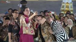 Keseruan Sri Mulyani Asyik Selfie di Catwalk Istana Berbatik