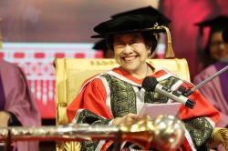 Senyum Megawati Soekarnoputri Terima Gelar Doktor Kehormatan UTAR Malaysia