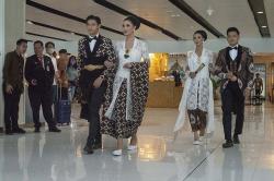 Lenggak-Lenggok Peragaan Busana Batik Hibur Penumpang di Bandara Solo<