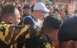 Jalan Sehat di Surabaya, Bacapres Ganjar Pranowo Disambut Antusias Ribuan Pendukung 