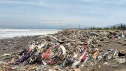 Sampah Menggunung di Pantai Cibutun Sukabumi, DLH: Perlu Alat Berat