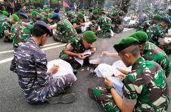 1.001 TNI Membatik di Kawasan Tugu Yogyakarta Masuk Rekor MURI