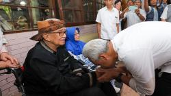 Kunjungi Tokoh Jabar Solihin GP, Ganjar Pranowo Diangkat Jadi Keluarga<