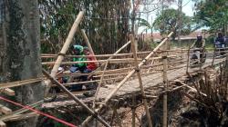 Menegangkan, Adrenalin Pemotor Terpacu saat Lewati Jembatan Sungai Cilisung Bandung <