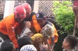 Nganjuk Gempar, Lansia Pingsan di Atas Pohon Setinggi 7 Meter
