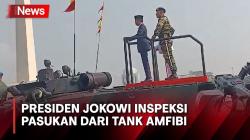 Presiden Jokowi Inspeksi Pasukan dari Tank Amfibi TNI AL di Monas