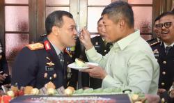 Momen Pangdam Diponegoro dan Kapolda Jateng Saling Menyuapi Kue Ultah TNI