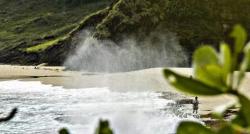 Surga Indah Tersembunyi di Aceh, Singgah ke Pantai Lange Ada Air Mancur Keluar dari Batu Karang