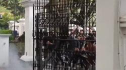 Unjuk Rasa Darurat Sampah, Mahasiswa Jebol Pintu Gerbang Balai Kota Bandung