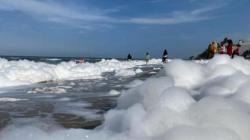 Gunungsitoli Geger, Pantai Tohia Dipenuhi Busa bak Salju hingga Jadi Tontonan Warga<