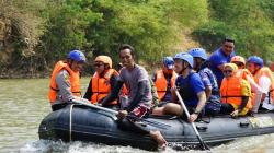 Bupati Sukabumi Pastikan Sampah Tekstil di Pantai Cibutun Berasal dari Laut<