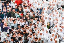 Sowan ke Kiai Ponpes Babakan Ciwaringin, Sandiaga Uno Nostalgia Teringat Minta Doa Bangun Tol Cipali