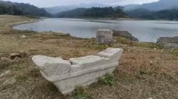 Air Surut, Reruntuhan Bekas Makam Muncul di Tengah Waduk Sermo Kulonprogo<