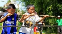 Bebeletokan, Senapan Angin Mainan Anak Tradisional tapi Asyik<
